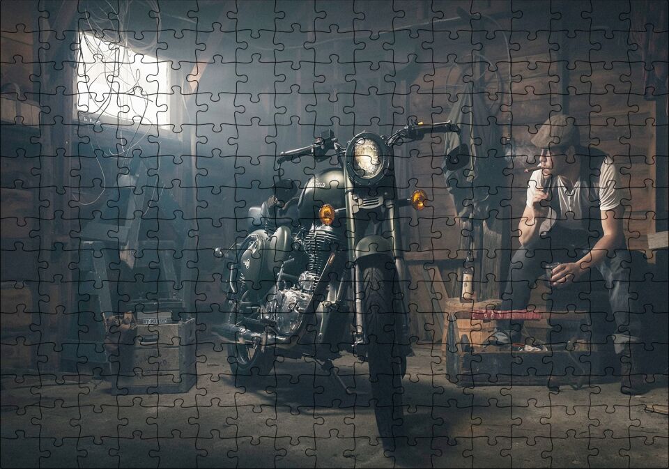 Royal Enfield Motorsiklet ve Sigara İçen Adam Puzzle Yapboz MDF Ahşap 255 Parça 34 cm X 49 cm