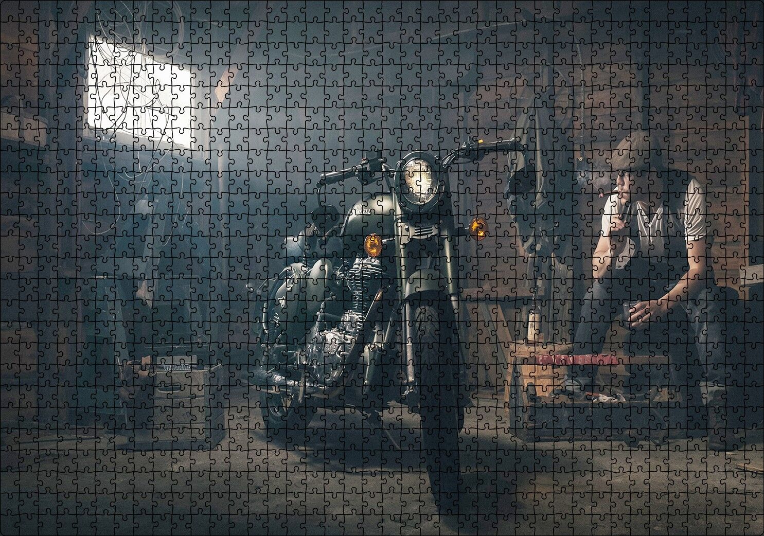 Royal Enfield Motorsiklet ve Sigara İçen Adam Puzzle Yapboz MDF Ahşap 1000 Parça 49 cm X 68 cm