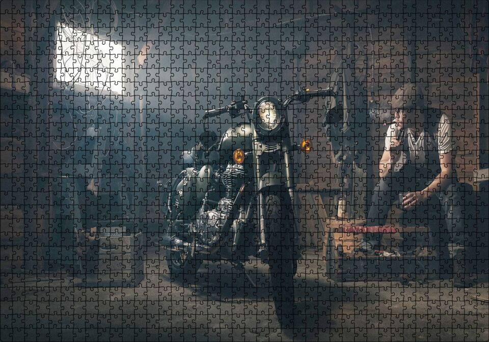 Royal Enfield Motorsiklet ve Sigara İçen Adam Puzzle Yapboz MDF Ahşap 1000 Parça 49 cm X 68 cm