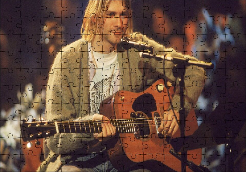 Nirvana Solisti Kurt Cobain ve Gitarı Puzzle Yapboz MDF Ahşap 120 Parça 24 cm X 34 cm