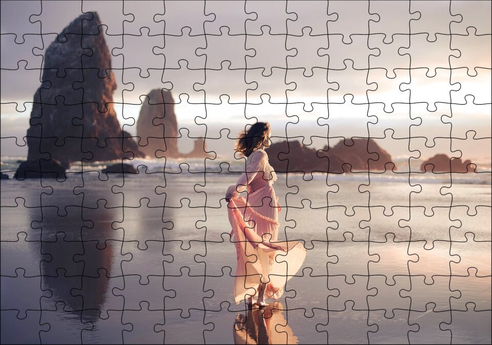 Sahilde Kayalıklar ve Pembe Elbiseli Kadın Puzzle Yapboz MDF Ahşap 120 Parça 24 cm X 34 cm