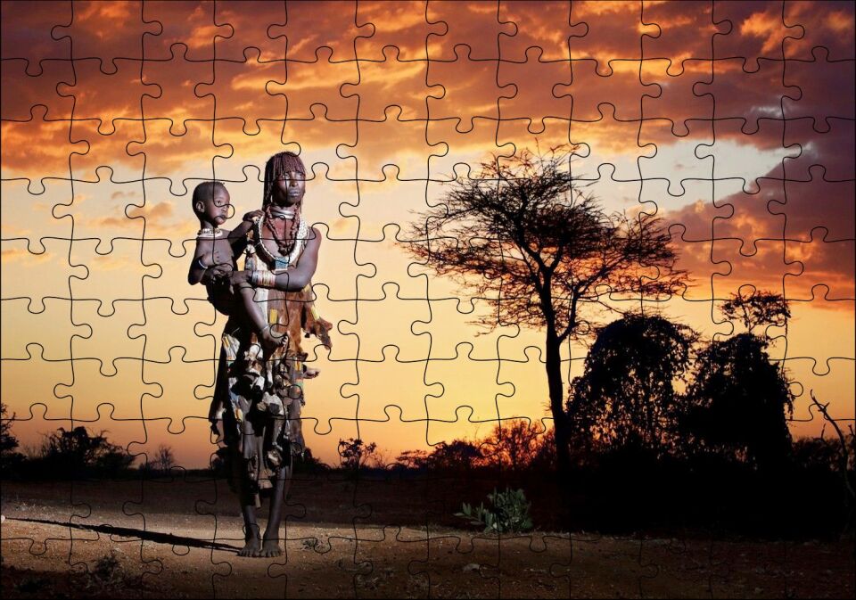Günbatımında Bulutlar ve Çocuğuyla Bir Afrika Kadını Puzzle Yapboz MDF Ahşap 120 Parça 24 cm X 34 cm