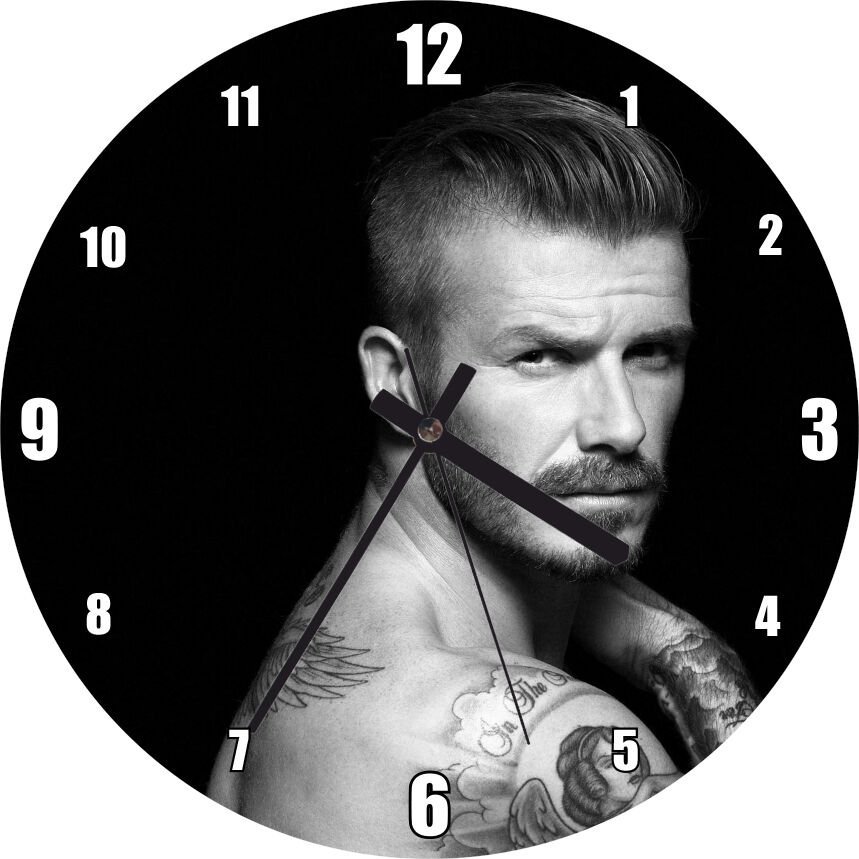 David Beckham Üstü Çıplak Karanlık Arkaplan Mdf Ahşap Duvar Saati 30 cm Çap