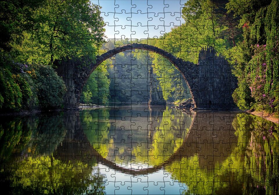 Ormandaki Kavisli Köprü ve Sudaki Aksi Puzzle Yapboz MDF Ahşap 255 Parça 34 cm X 49 cm