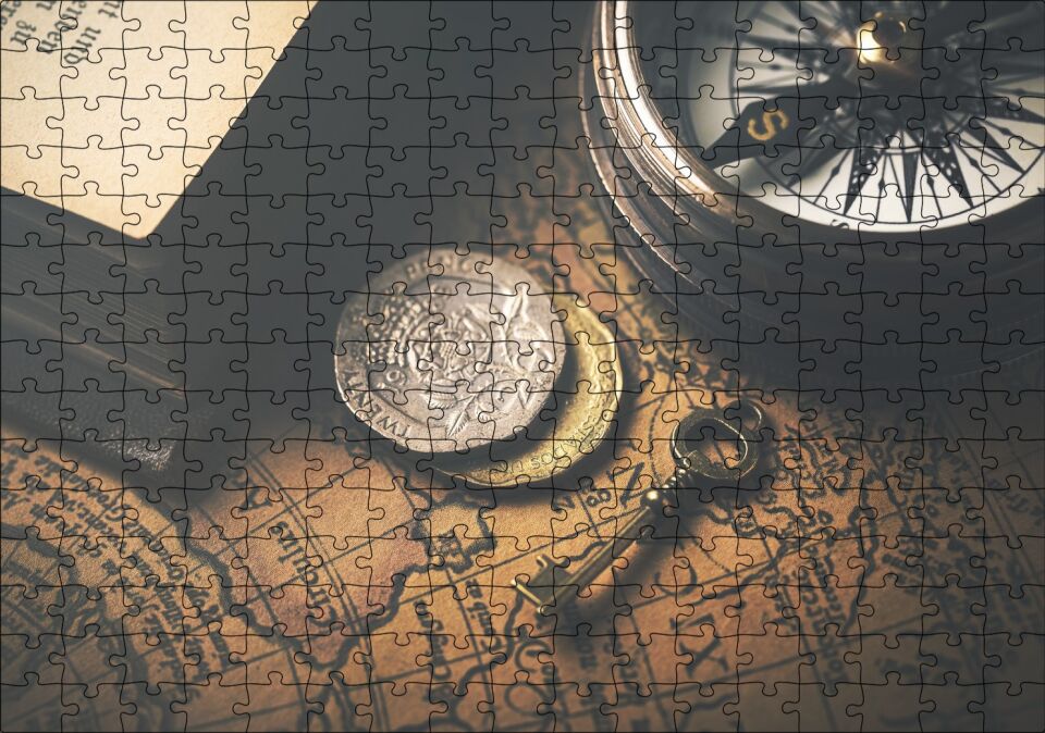 Eski Harita Madeni Paralar Pusula ve Anahtar Puzzle Yapboz MDF Ahşap 255 Parça 34 cm X 49 cm
