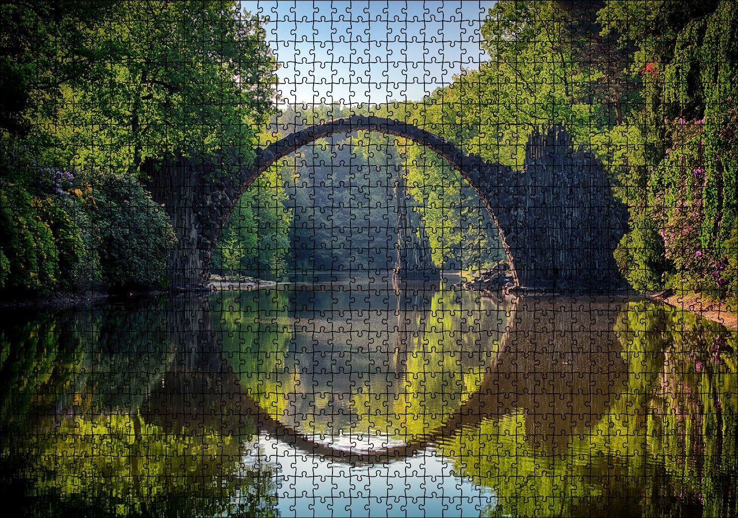 Ormandaki Kavisli Köprü ve Sudaki Aksi Puzzle Yapboz MDF Ahşap 1000 Parça 49 cm X 68 cm