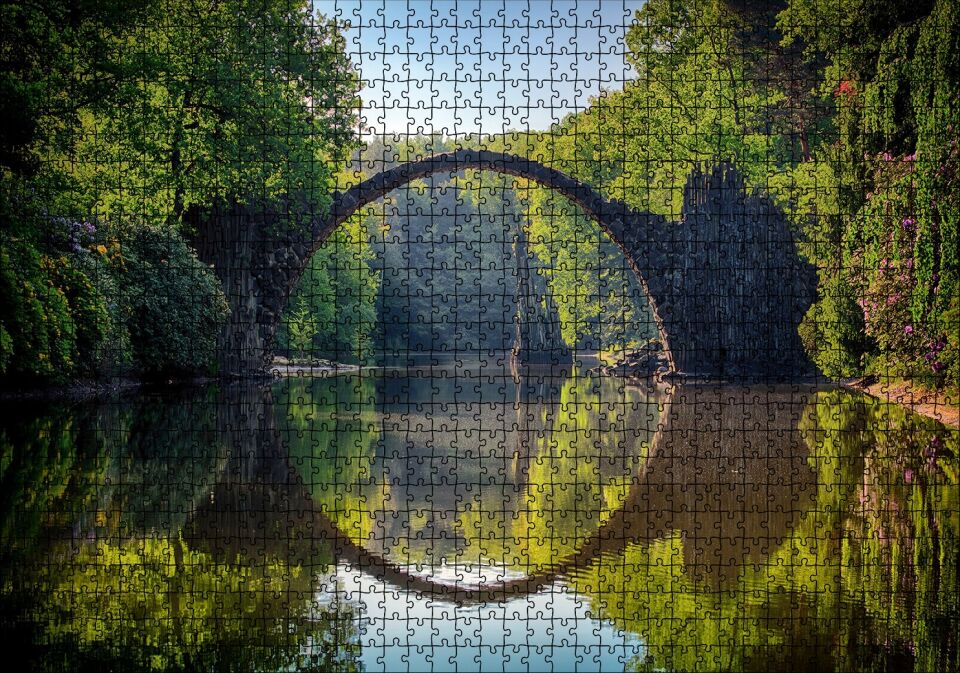 Ormandaki Kavisli Köprü ve Sudaki Aksi Puzzle Yapboz MDF Ahşap 1000 Parça 49 cm X 68 cm