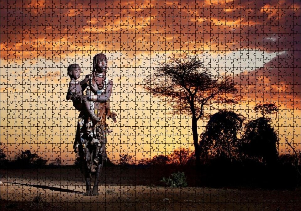 Günbatımında Bulutlar ve Çocuğuyla Bir Afrika Kadını Puzzle Yapboz MDF Ahşap 1000 Parça 49 cm X 68 cm
