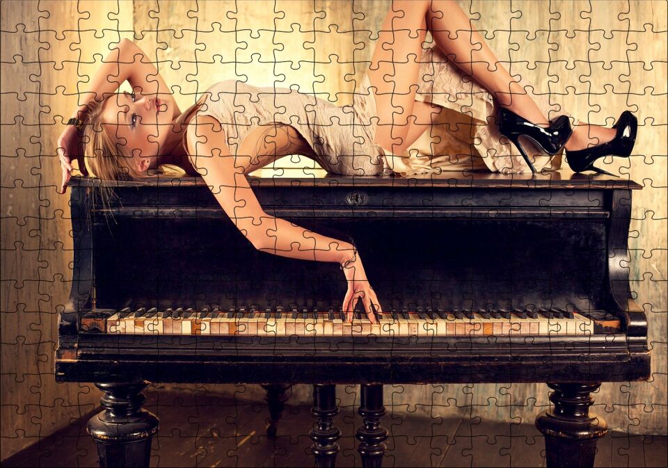 Piyano Üzerine Uzanmış Sarışın Kadın Puzzle Yapboz MDF Ahşap 255 Parça 34 cm X 49 cm