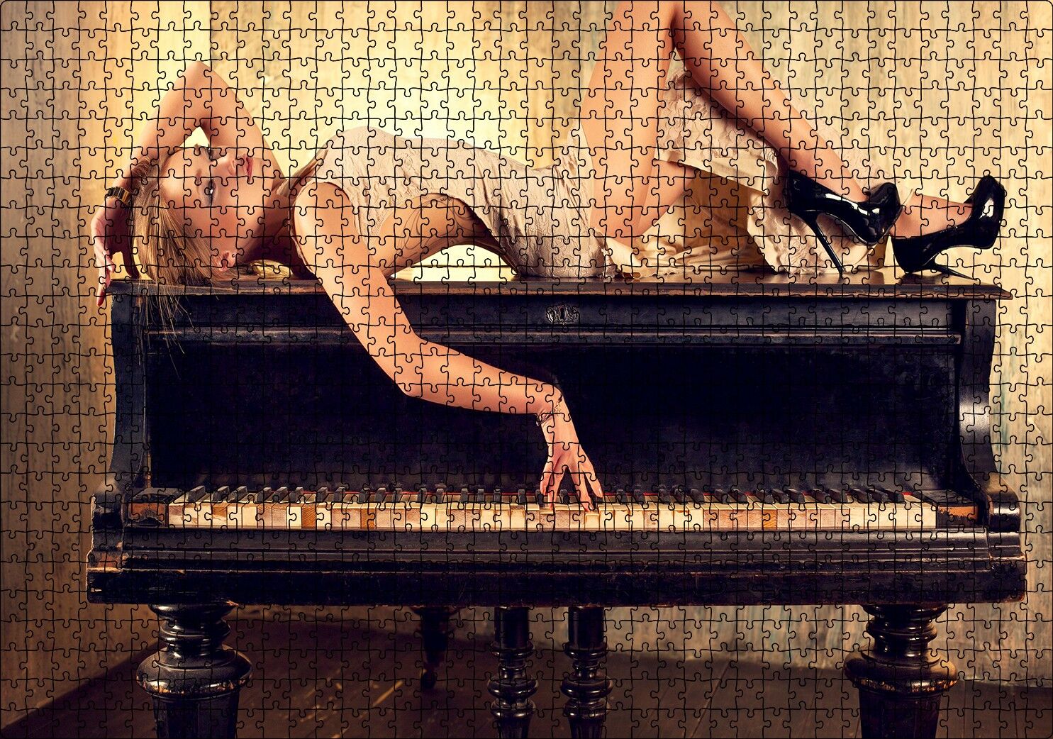 Piyano Üzerine Uzanmış Sarışın Kadın Puzzle Yapboz MDF Ahşap 1000 Parça 49 cm X 68 cm