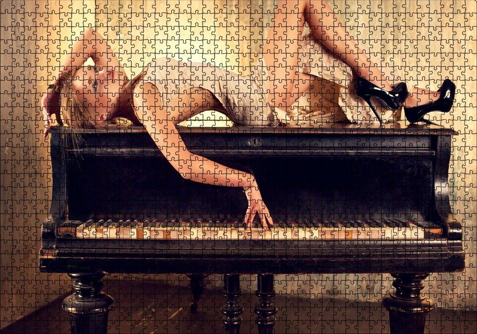 Piyano Üzerine Uzanmış Sarışın Kadın Puzzle Yapboz MDF Ahşap 1000 Parça 49 cm X 68 cm