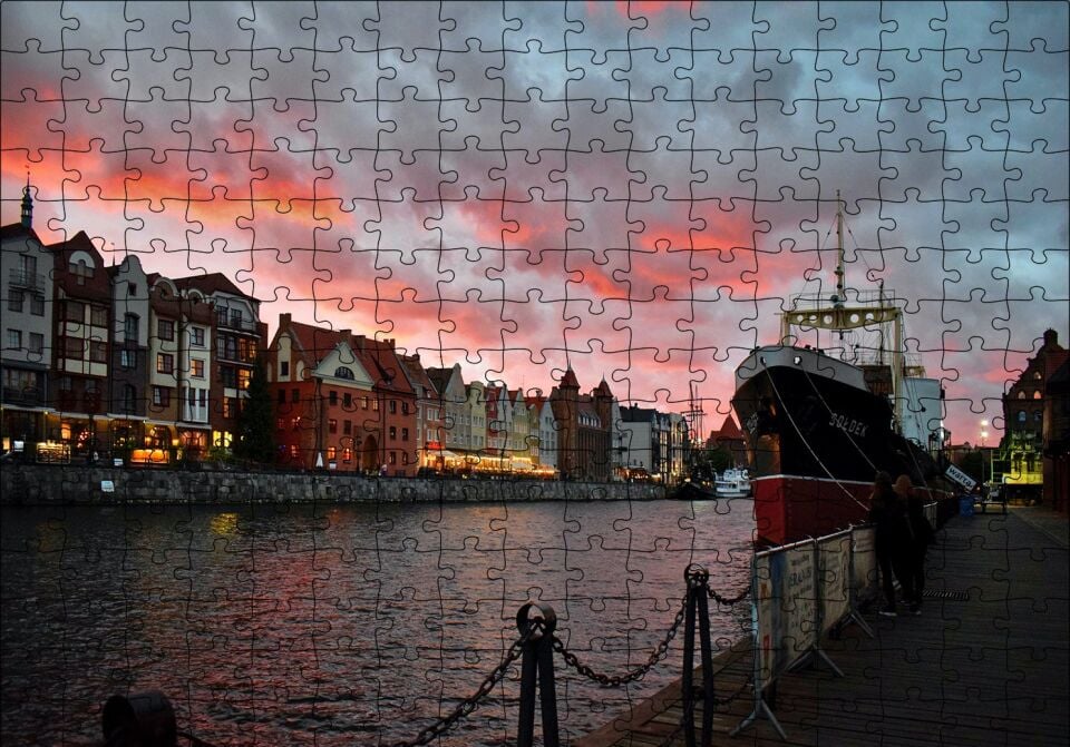 Günbatımında Kanal Binalar ve Gemi Puzzle Yapboz MDF Ahşap 255 Parça 34 cm X 49 cm