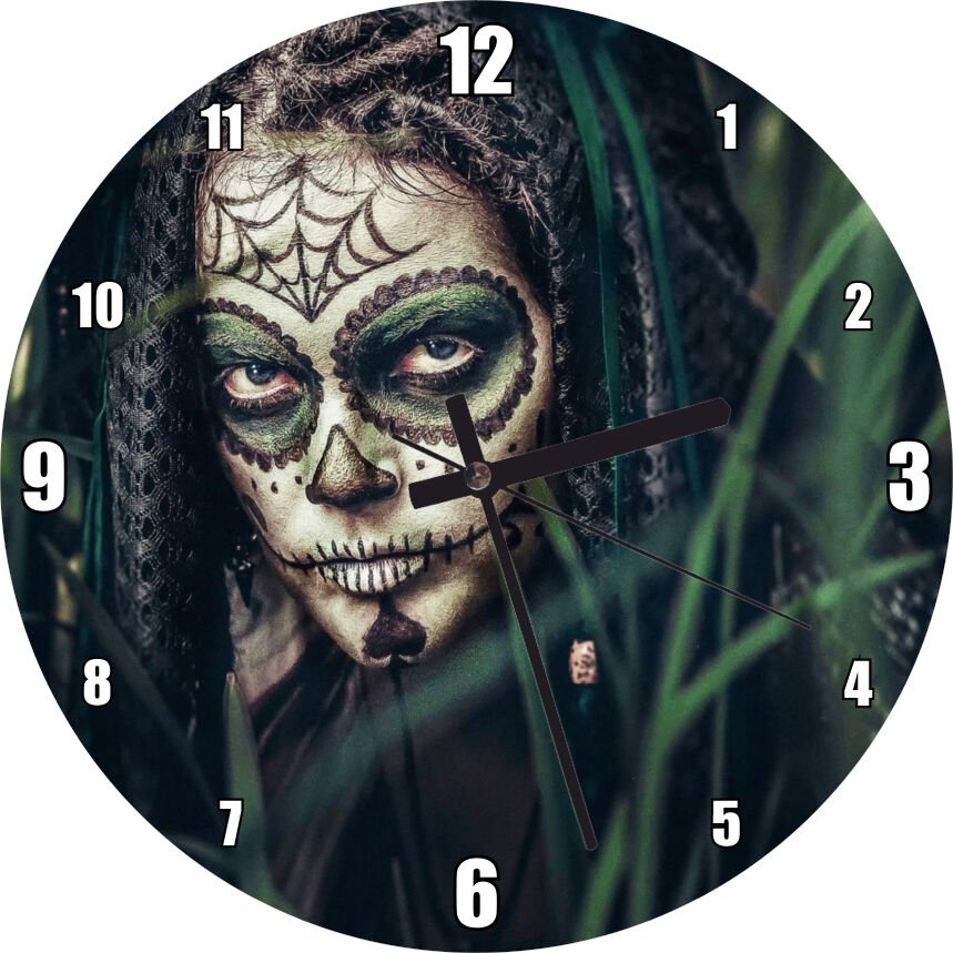 Yeşil Yapraklar Arasında Yüzü Boyalı Kadın Görseli Mdf Ahşap Duvar Saati