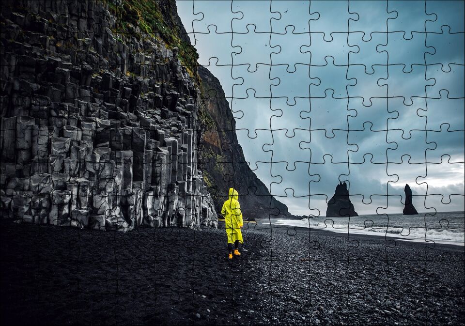 Kayalıklı Kumsalda Sarı Yağmurluklu Adam Puzzle Yapboz MDF Ahşap 120 Parça 24 cm X 34 cm